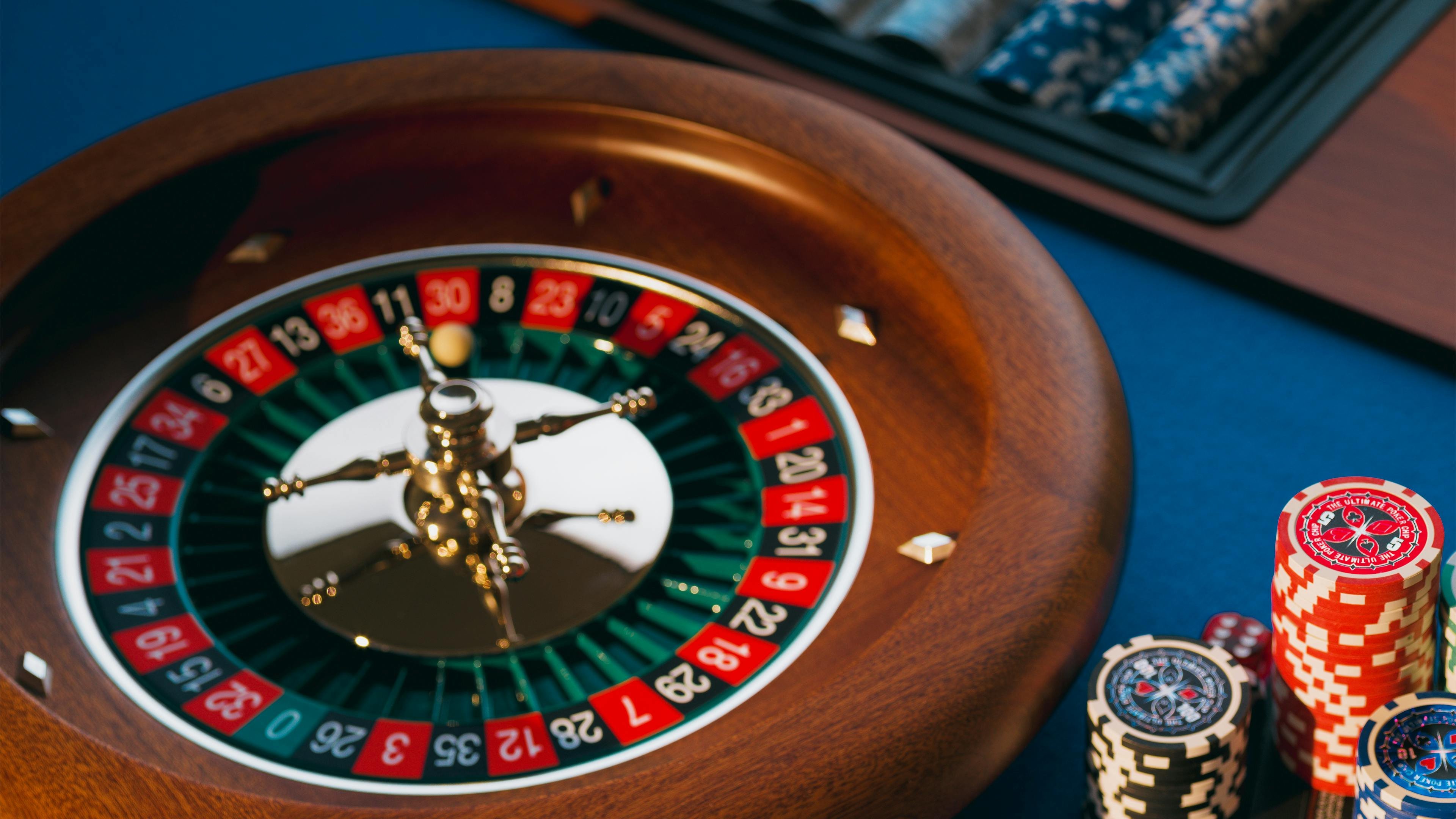 Live Casino ဂိမ်းကစားနေသော မြင်ကွင်း dealer နှင့်